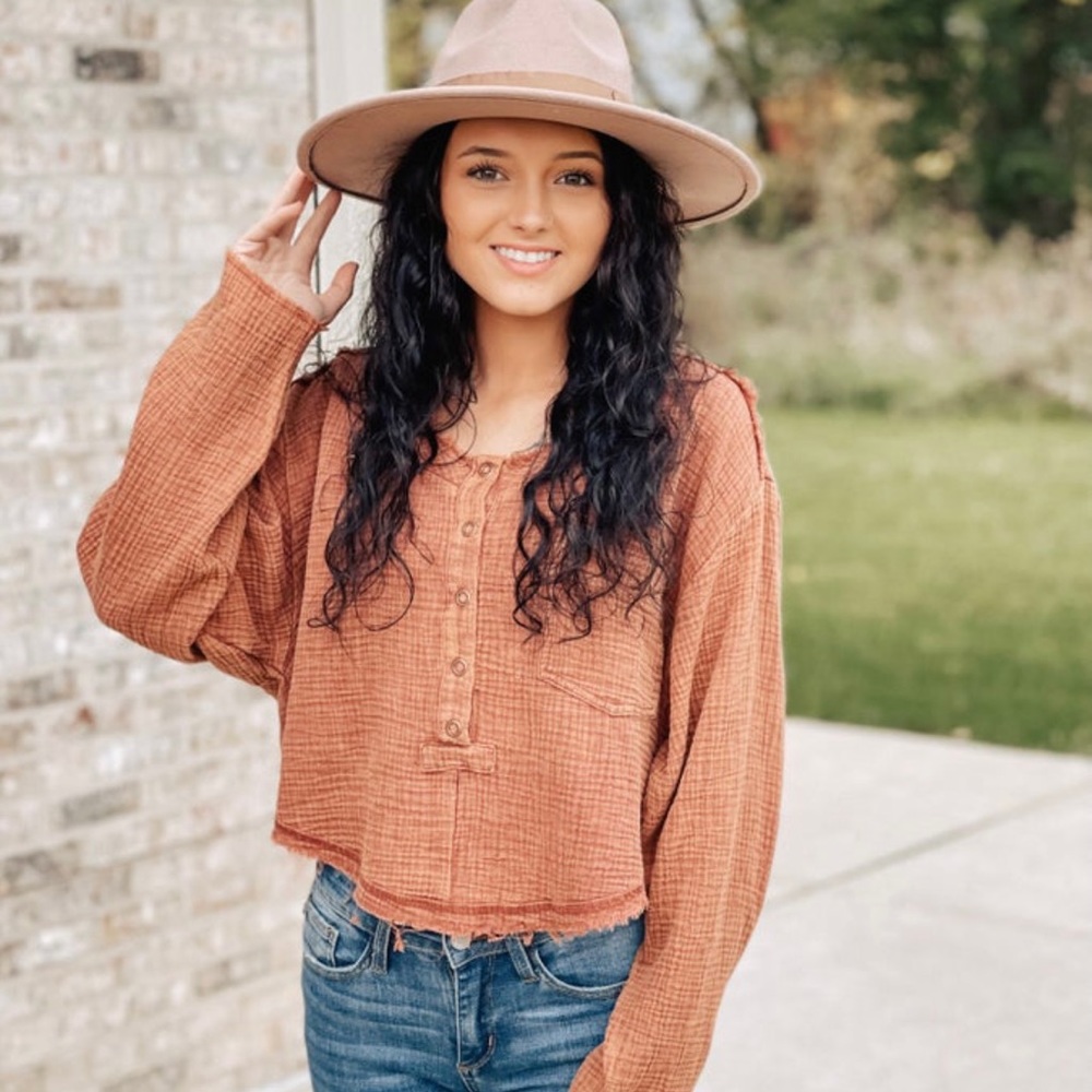 Entro Scoop Neck Long sleeve cropped shirt